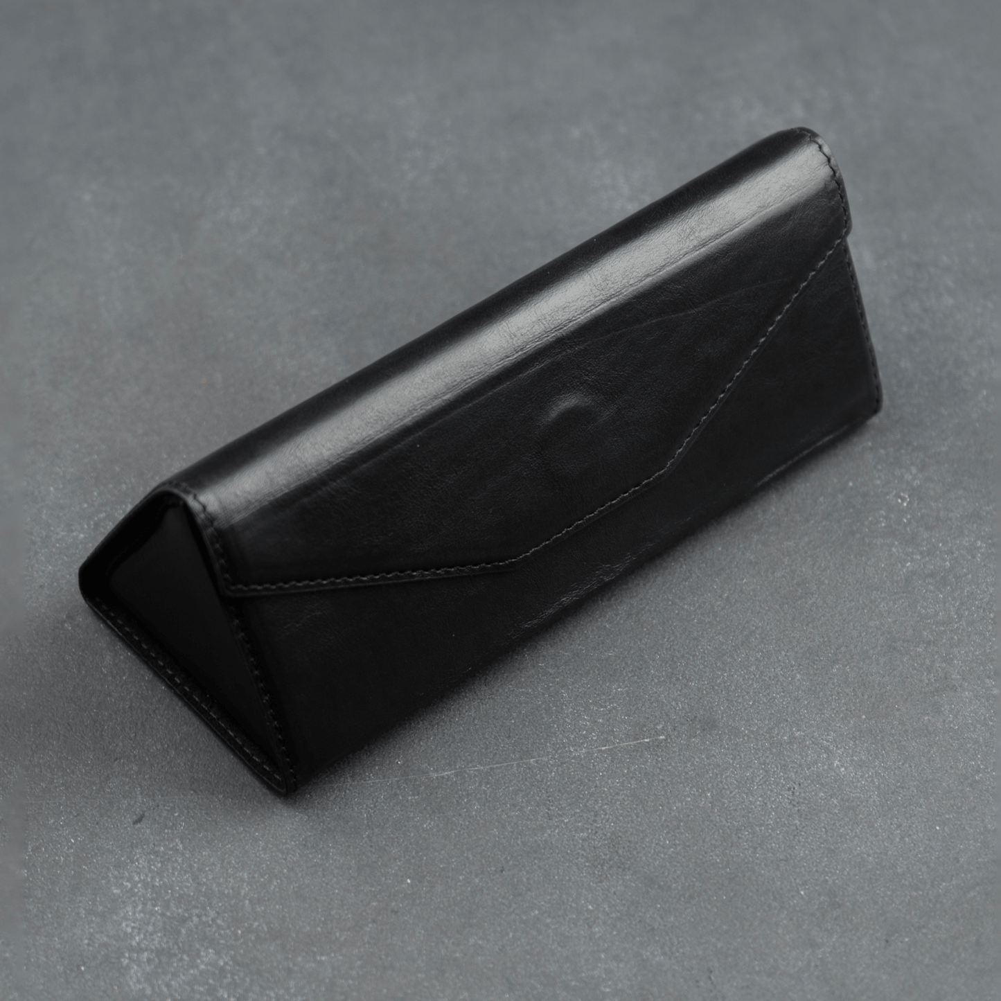 Luxury Leather Sunglasses Case - Black / Safe Shutdown / Elegant Design / Compact and Portable