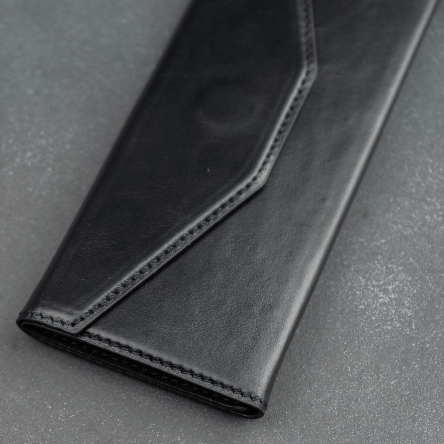 Luxury Leather Sunglasses Case - Black / Safe Shutdown / Elegant Design / Compact and Portable
