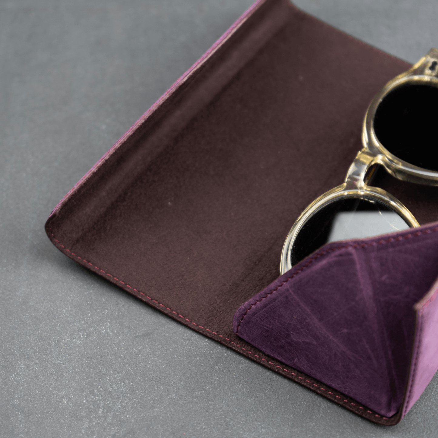 Luxury Leather Sunglasses Case - Purple / Safe Shutdown / Elegant Design / Compact and Portable