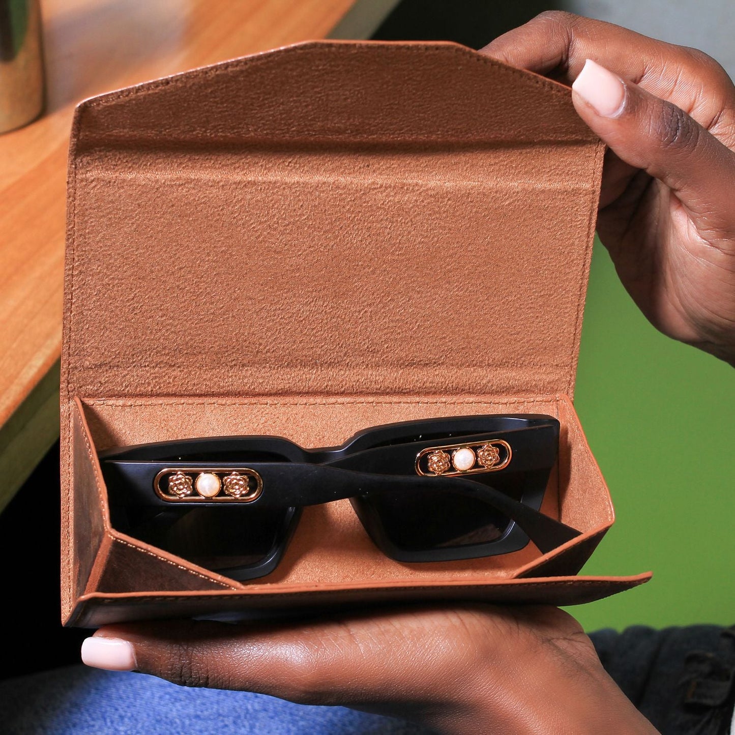 Luxury Leather Sunglasses Case - Dark Brown / Safe Shutdown / Elegant Design / Compact and Portable