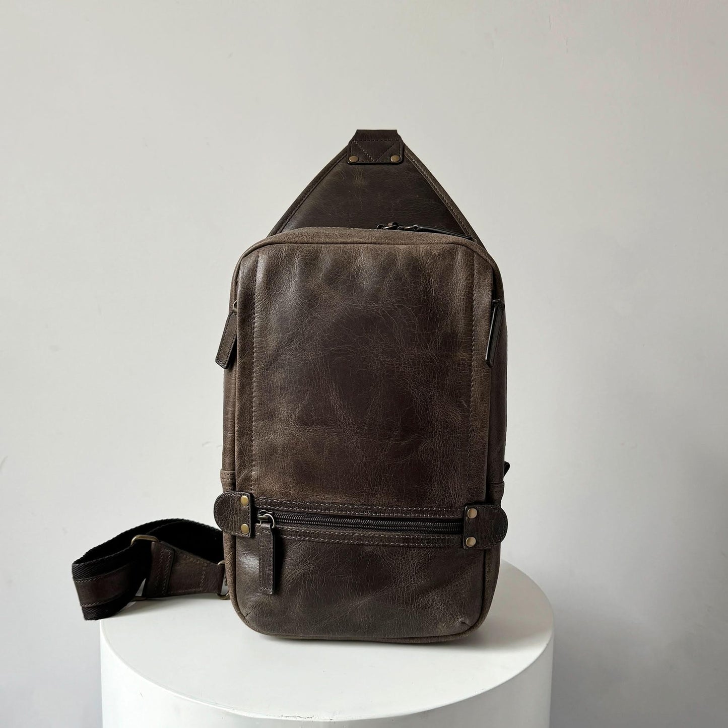 Full-Grain Crazy Horse Leather Sling Bag – Rugged Style, Two-Way Carry