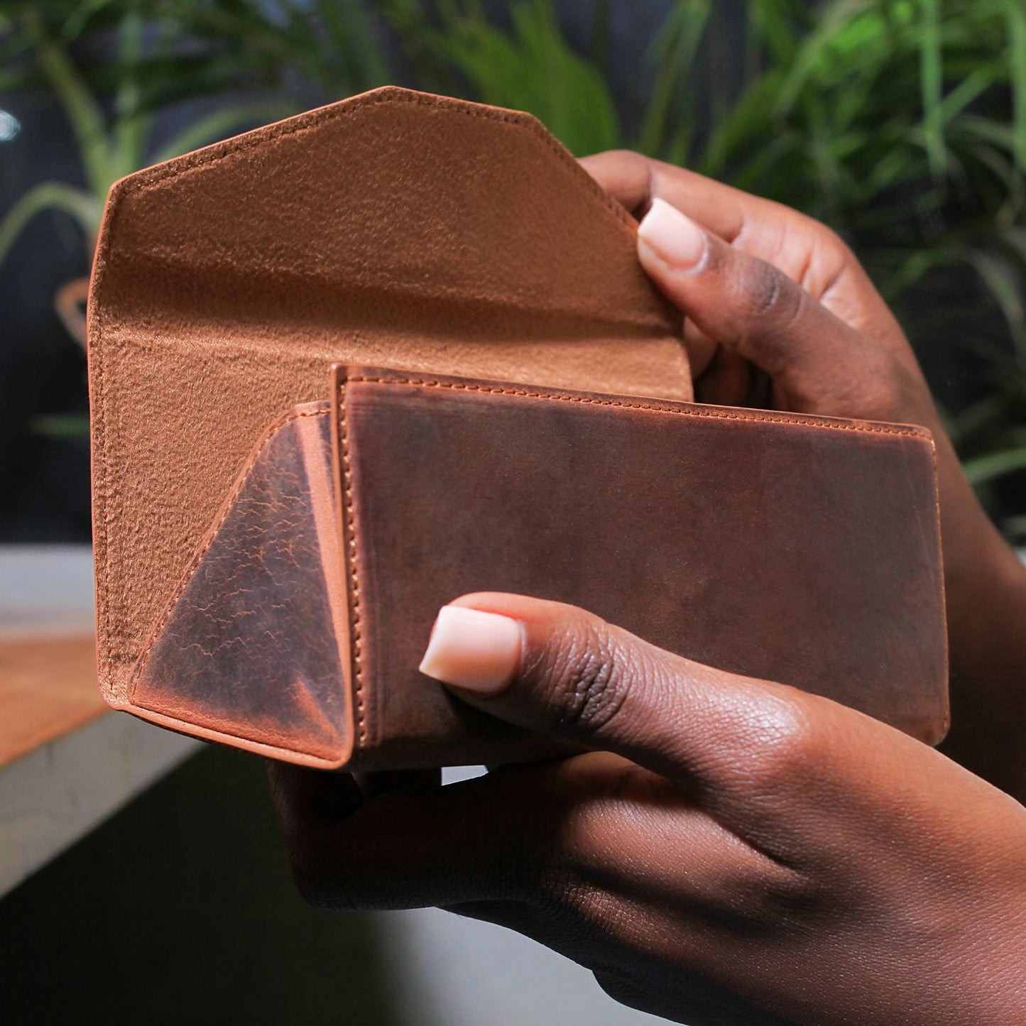 Luxury Leather Sunglasses Case - Dark Brown / Safe Shutdown / Elegant Design / Compact and Portable