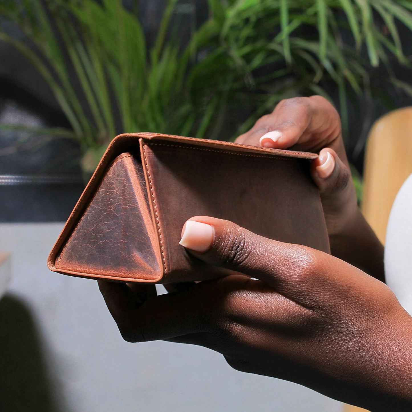 Luxury Leather Sunglasses Case - Dark Brown / Safe Shutdown / Elegant Design / Compact and Portable