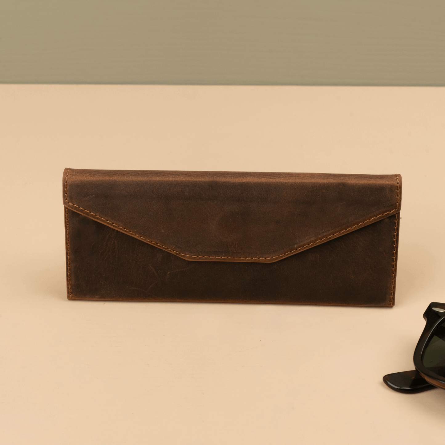 Luxury Leather Sunglasses Case - Dark Brown / Safe Shutdown / Elegant Design / Compact and Portable