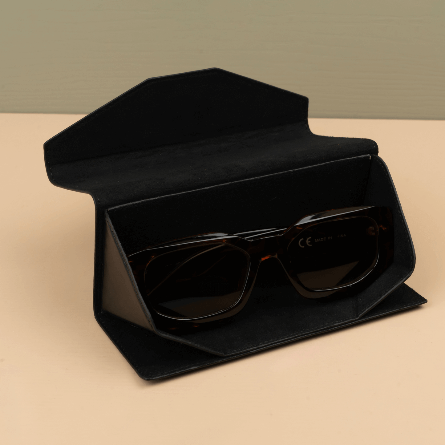 Luxury Leather Sunglasses Case - Black / Safe Shutdown / Elegant Design / Compact and Portable